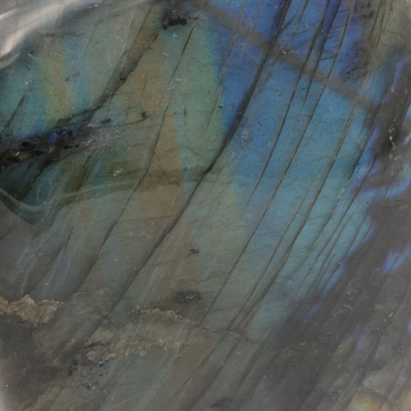 Pièce polie de Labradorite de Madagascar, jeux de lumière bleutés, minéral naturel
