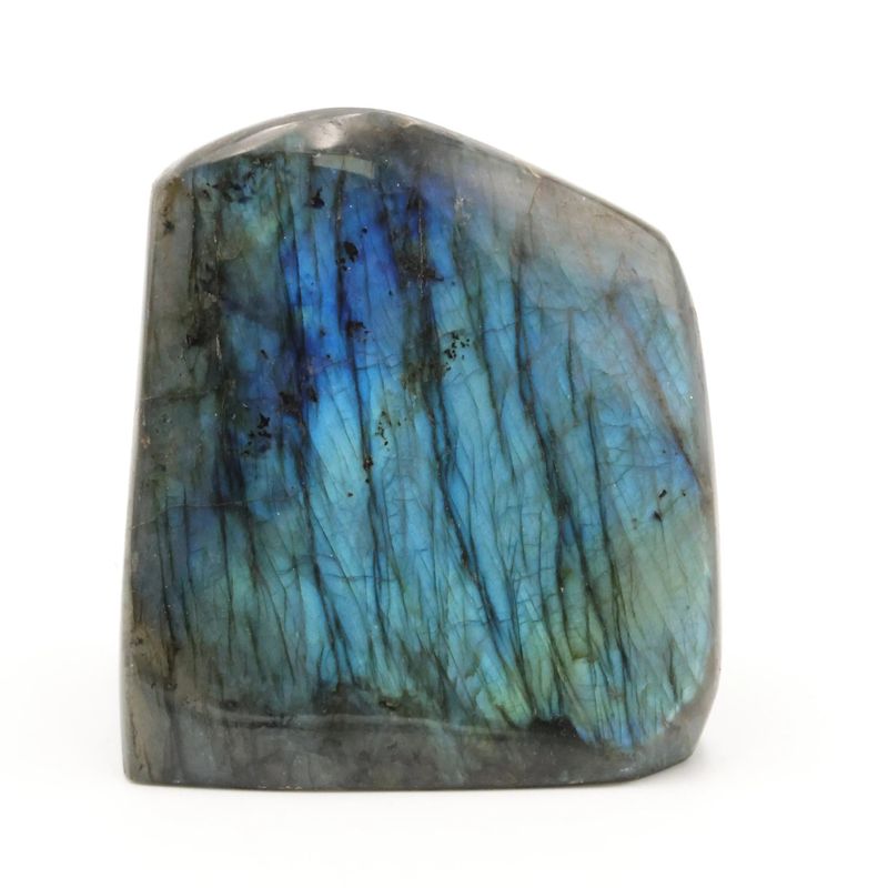 Détail des reflets labradorescents de la Labradorite de Madagascar, minéral naturel poli