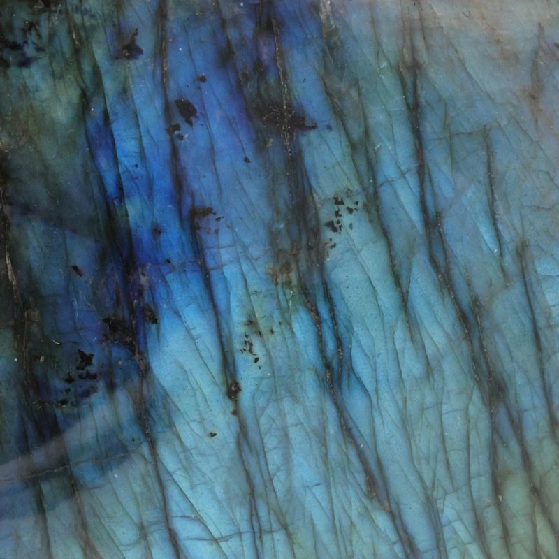 Pièce polie de Labradorite de Madagascar, jeux de lumière bleutés, minéral naturel