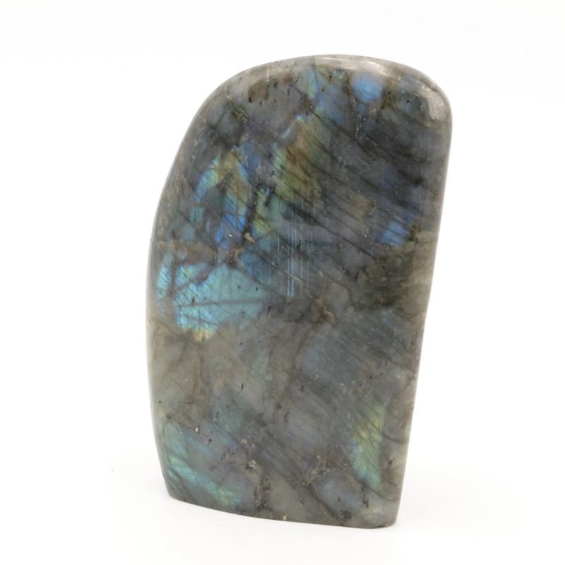 Détail des éclats labradorescents de la Labradorite de Madagascar, minéral naturel poli