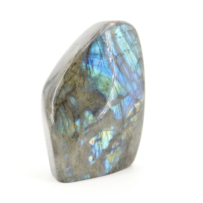 Détail des éclats labradorescents de la Labradorite de Madagascar, minéral naturel poli