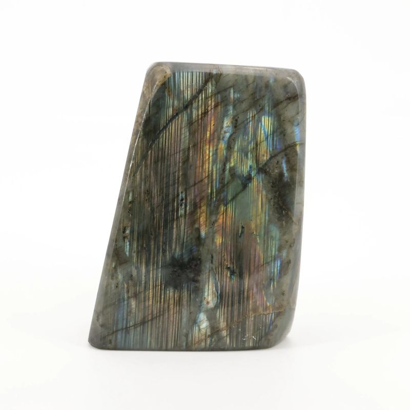 Détail des éclats labradorescents de la Labradorite de Madagascar, minéral naturel poli