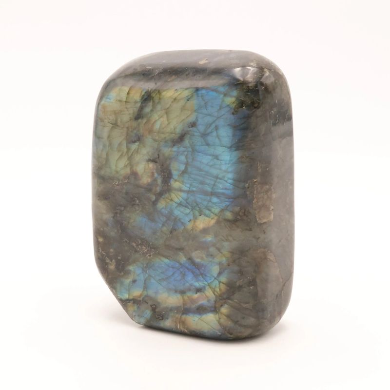 Gros plan sur la Labradorite de Madagascar, pierre naturelle chatoyante de protection