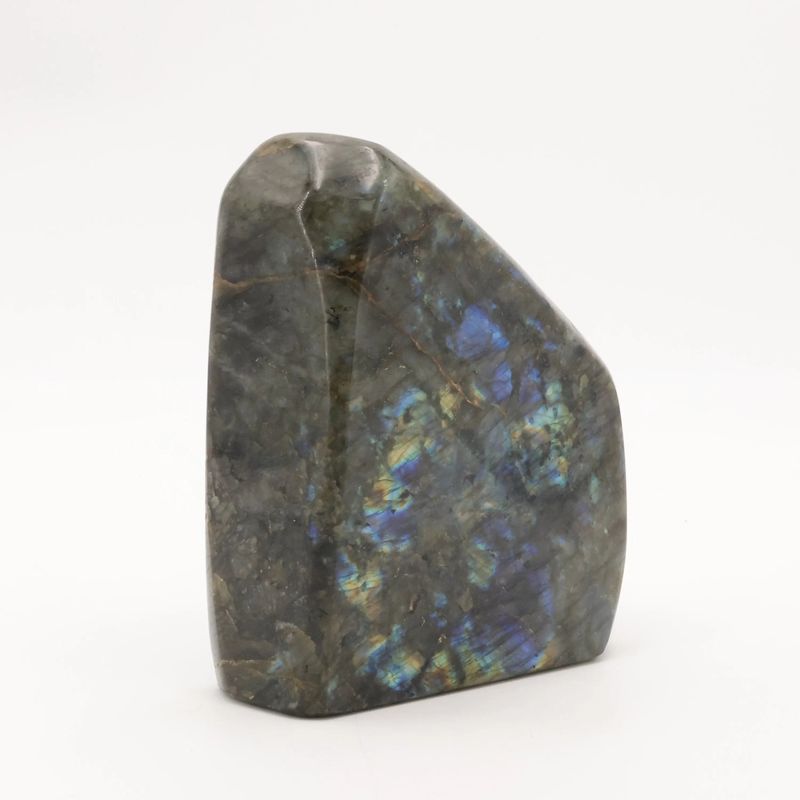 Détail des reflets labradorescents de la Labradorite de Madagascar, minéral naturel poli