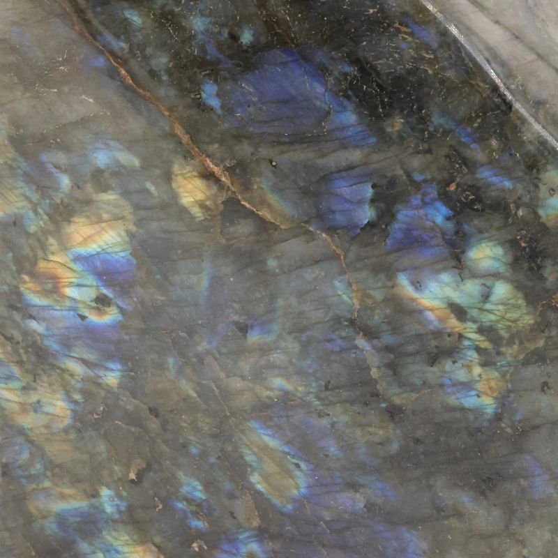 Pièce polie de Labradorite de Madagascar, jeux de lumière bleutés, minéral naturel