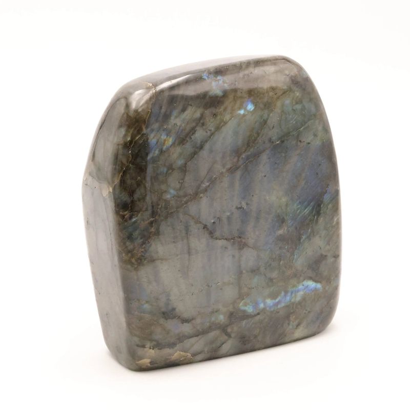 Détail des éclats labradorescents de la Labradorite de Madagascar, minéral naturel poli