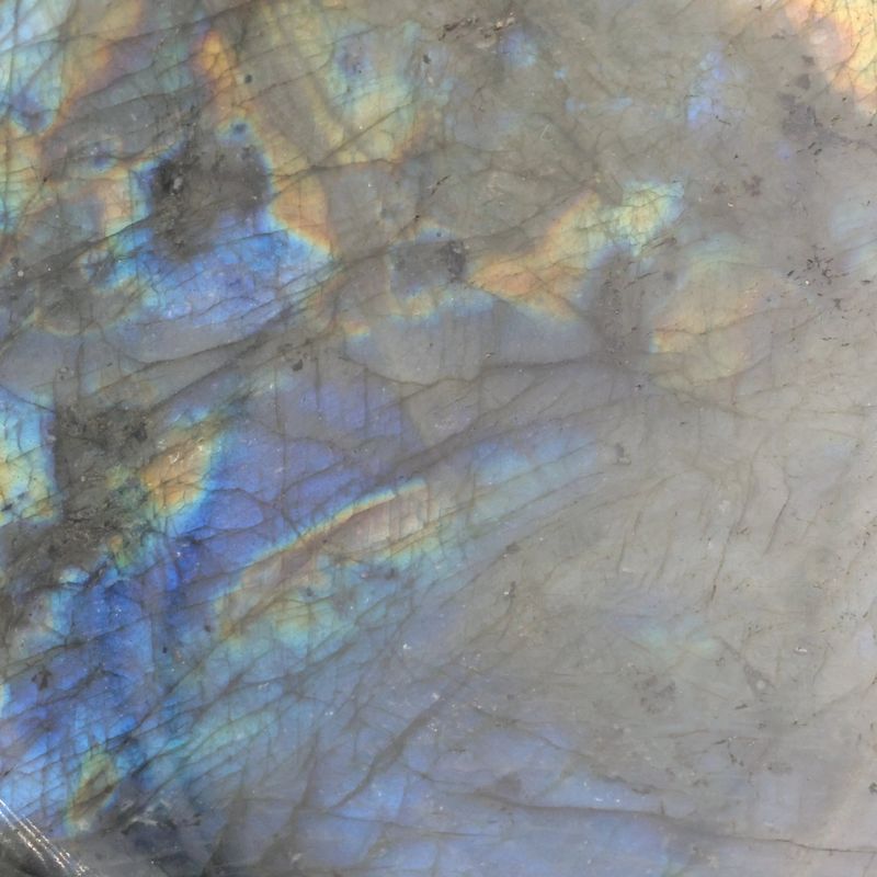 Pièce polie de Labradorite de Madagascar, jeux de lumière bleutés, minéral naturel