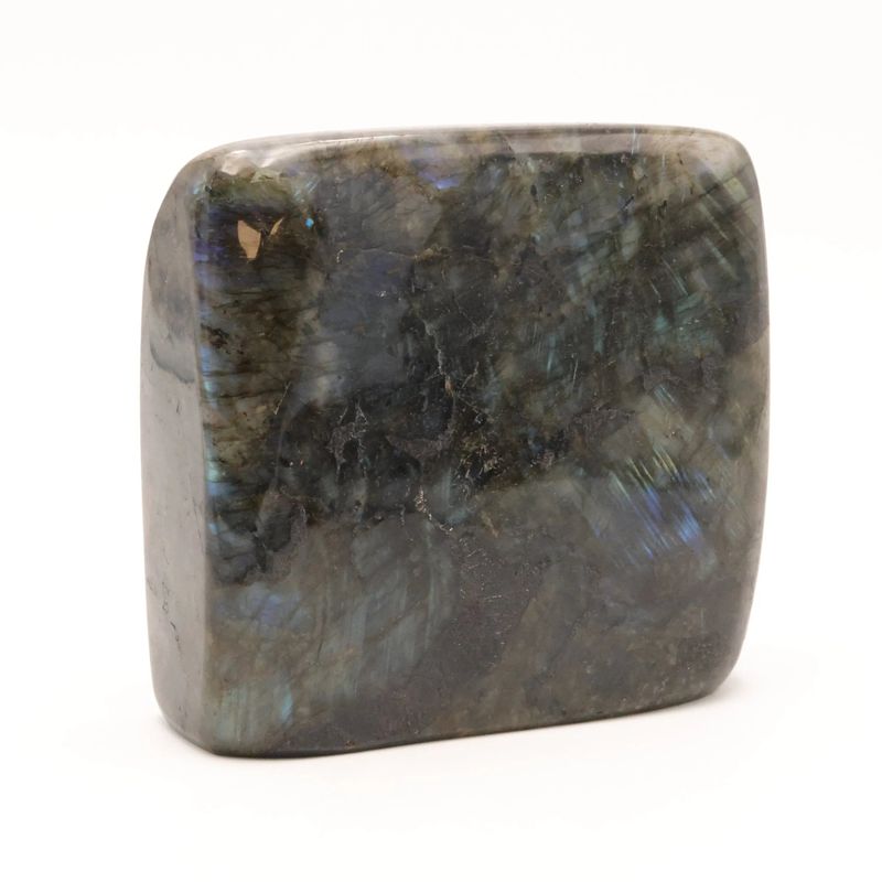 Détail des reflets labradorescents de la Labradorite de Madagascar, minéral naturel poli