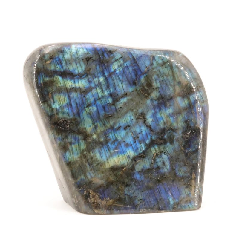 Détail des reflets labradorescents de la Labradorite de Madagascar, minéral naturel poli