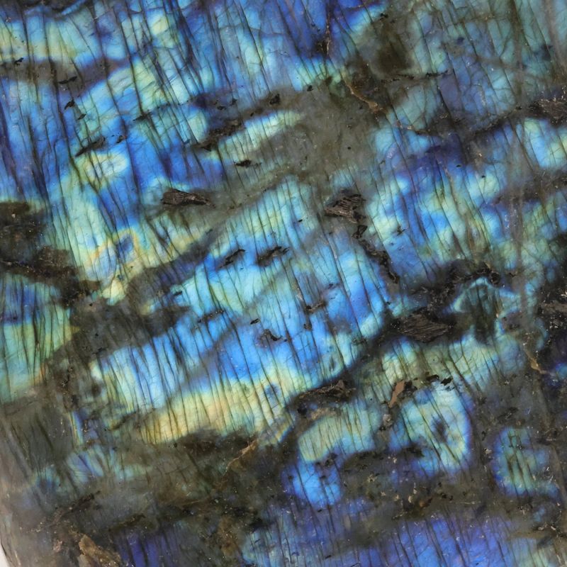 Labradorite de Madagascar aux reflets irisés, pierre naturelle décorative de collection