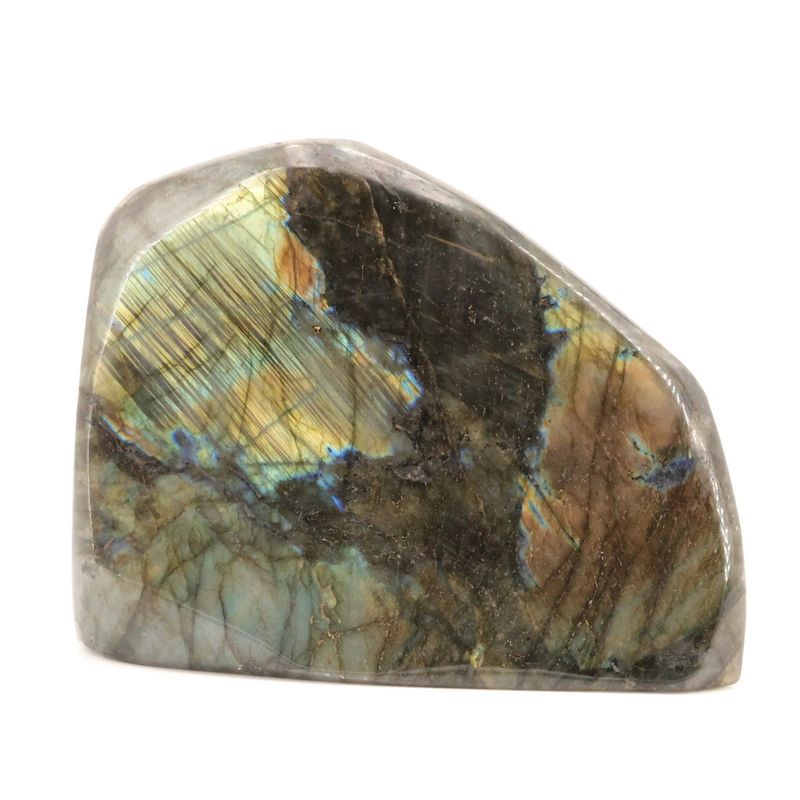 Détail des reflets labradorescents de la Labradorite de Madagascar, minéral naturel poli