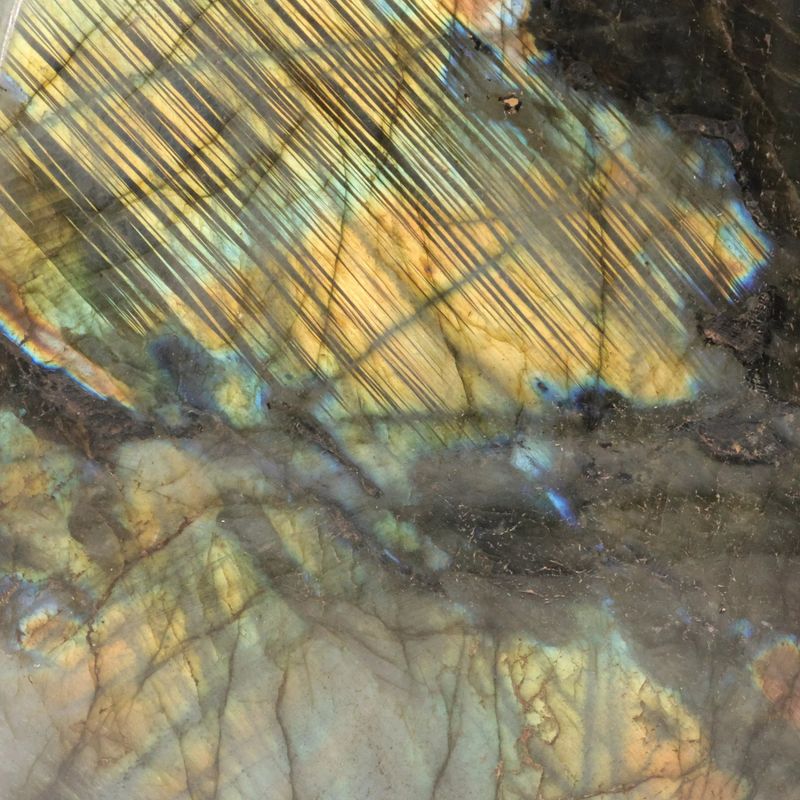 Labradorite de Madagascar aux reflets irisés, pierre naturelle décorative de collection