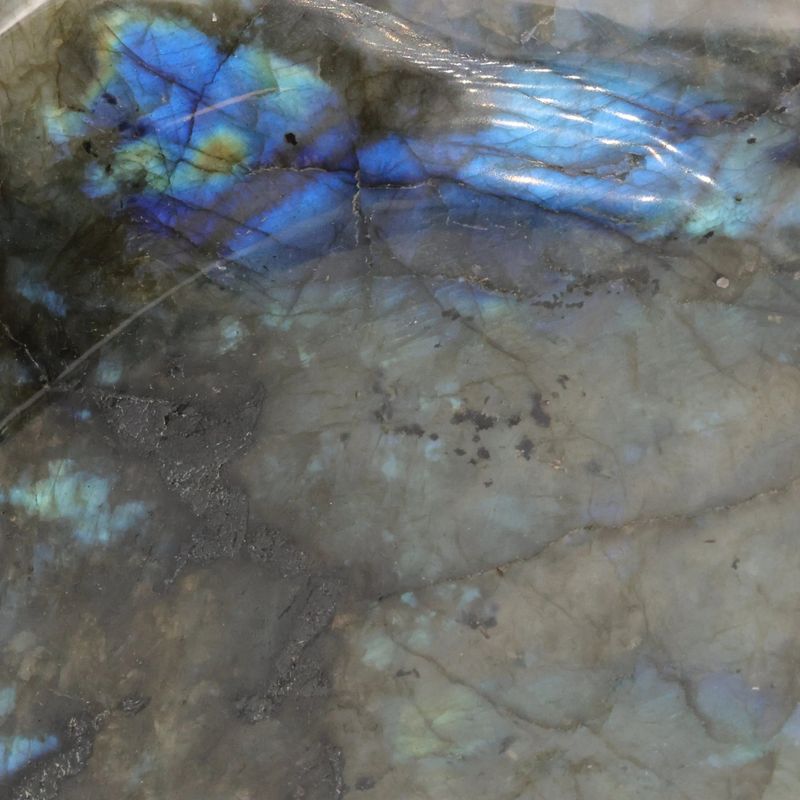 Pièce polie de Labradorite de Madagascar, jeux de lumière bleutés, minéral naturel