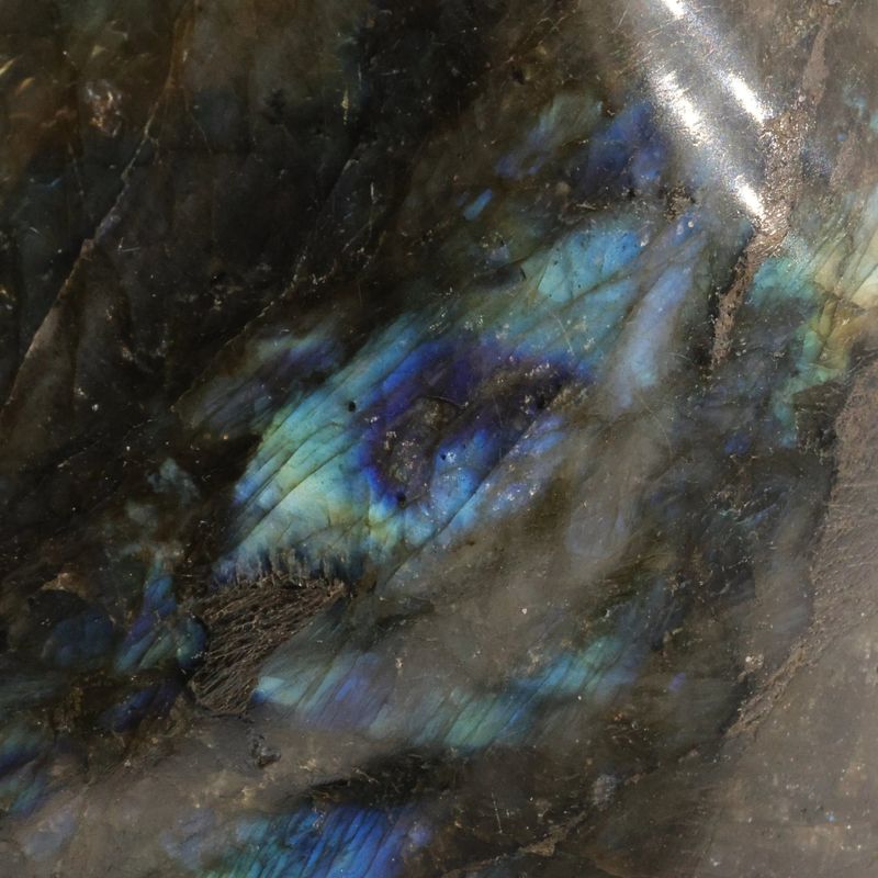 Détail des éclats labradorescents de la grande Labradorite de Madagascar, minéral naturel poli
