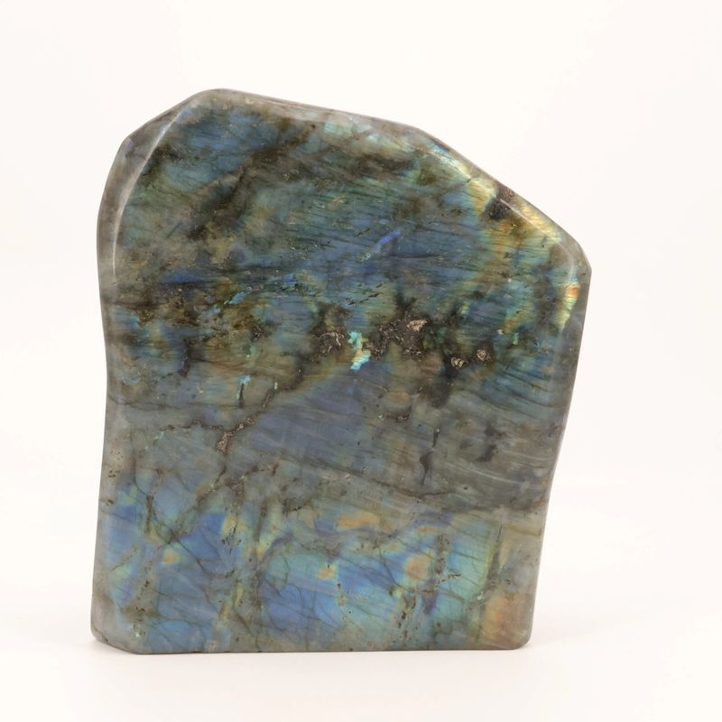 Détail des éclats labradorescents de la grande Labradorite de Madagascar, minéral naturel poli