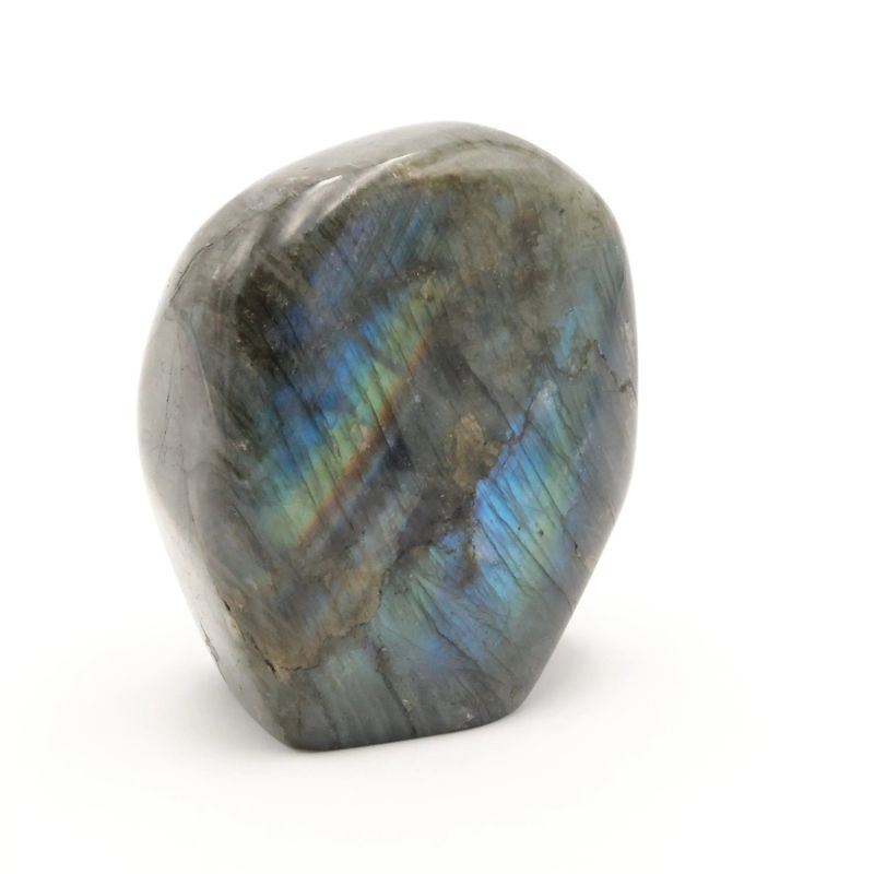Détail des reflets labradorescents de la Labradorite de Madagascar, minéral naturel poli