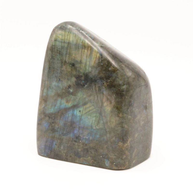Détail des reflets labradorescents de la Labradorite de Madagascar, minéral naturel poli