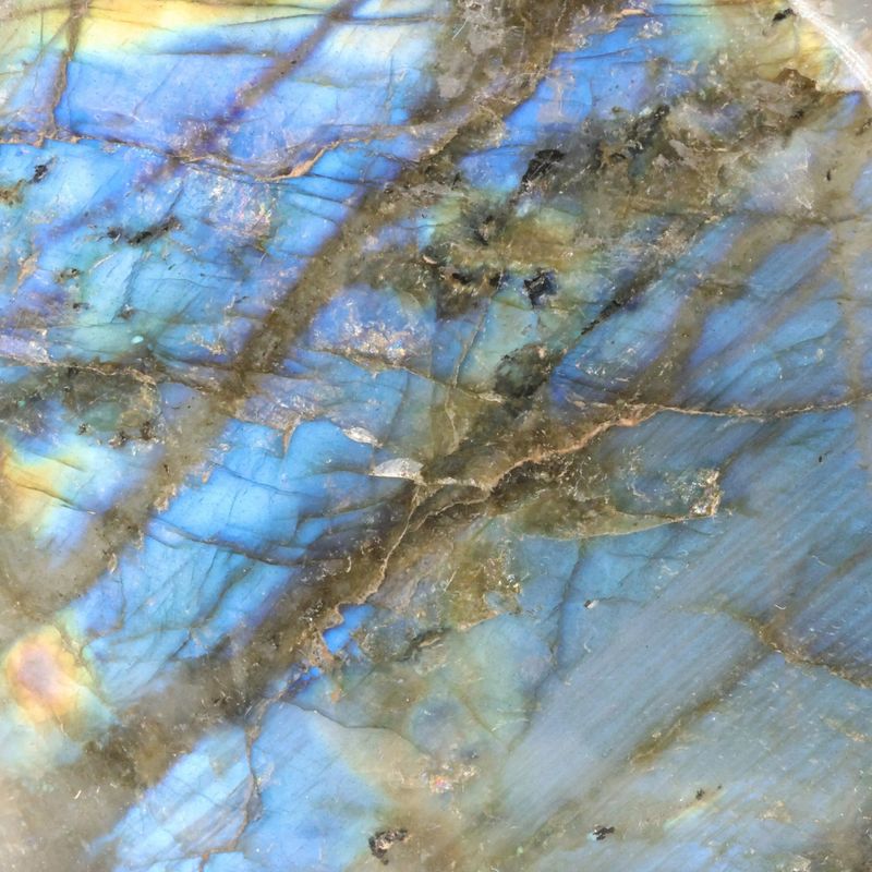 Pièce polie de Labradorite de Madagascar, jeux de lumière bleutés, minéral naturel