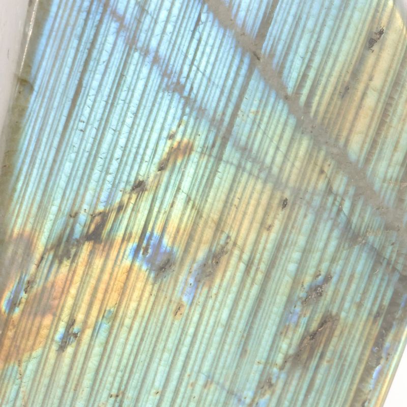 Pièce de Labradorite de Madagascar polie, jeux de lumière labradorescents, minéral naturel