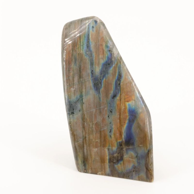 Détail des reflets labradorescents de la Labradorite de Madagascar, minéral naturel poli
