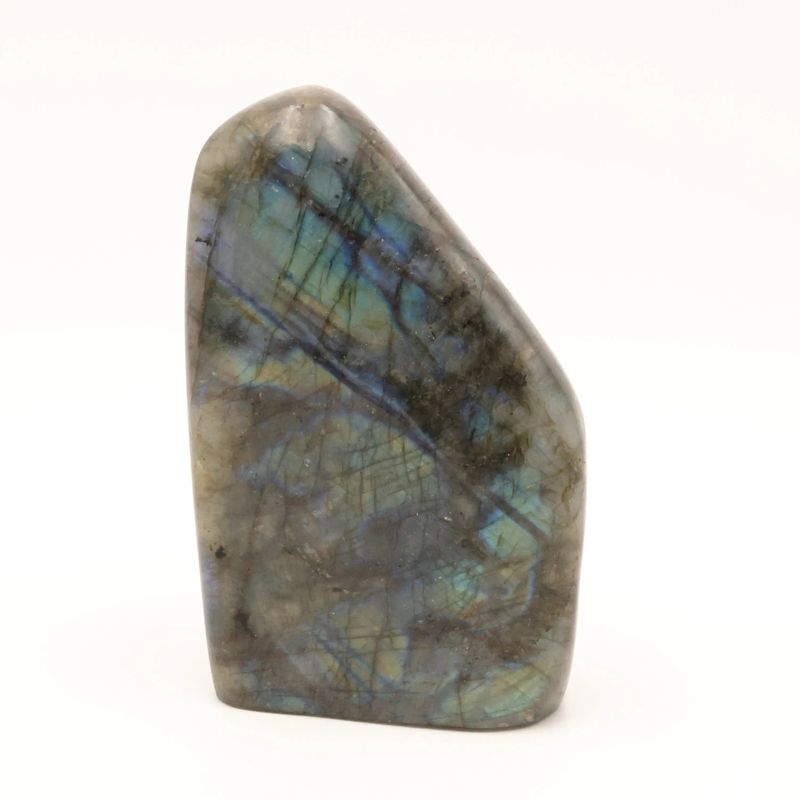 Détail des reflets labradorescents de la Labradorite de Madagascar, minéral naturel poli