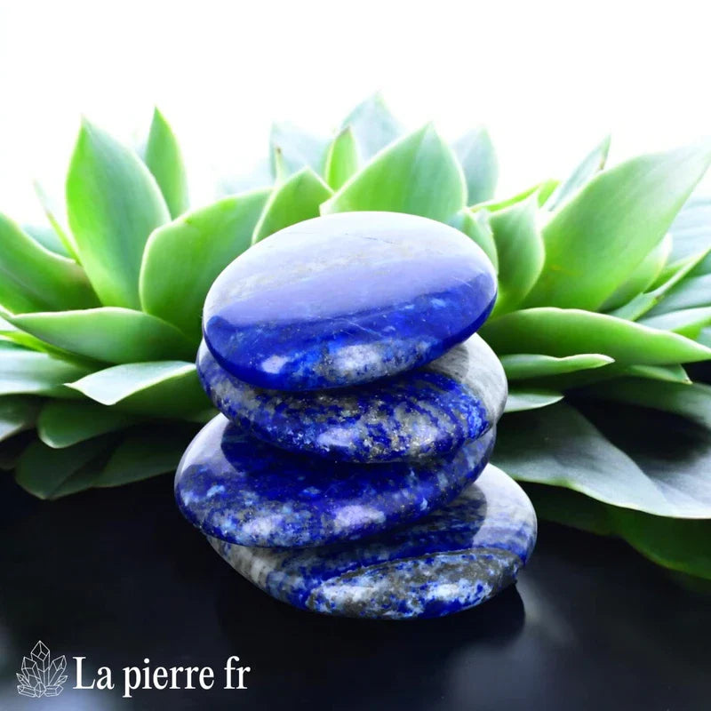 Vue du galet plat de Lapis Lazuli, pierre naturelle de sagesse et connaissance de soi