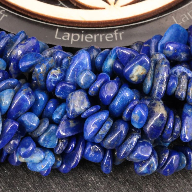 Gros plan sur des perles baroques de Lapis Lazuli, pierre naturelle bleue sur fil de 36 cm pour bijoux