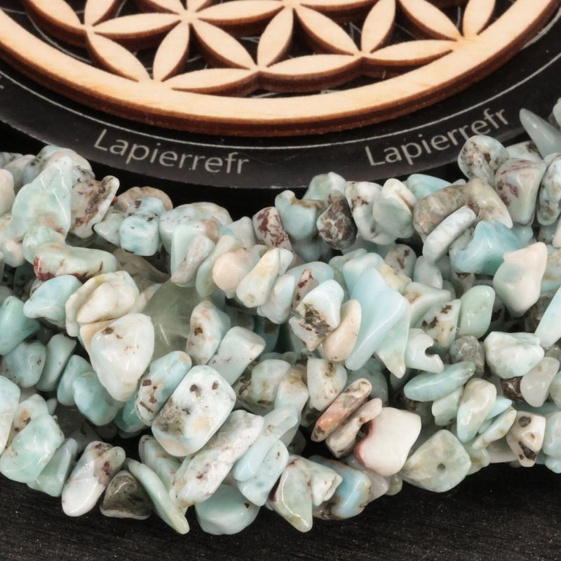 Gros plan sur des perles baroques de Larimar bleu, pierre naturelle sur fil de 36 cm pour bijoux