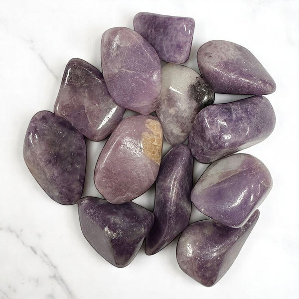 Pierres roulées de Lépidolite du Brésil aux nuances de lilas et lavande.