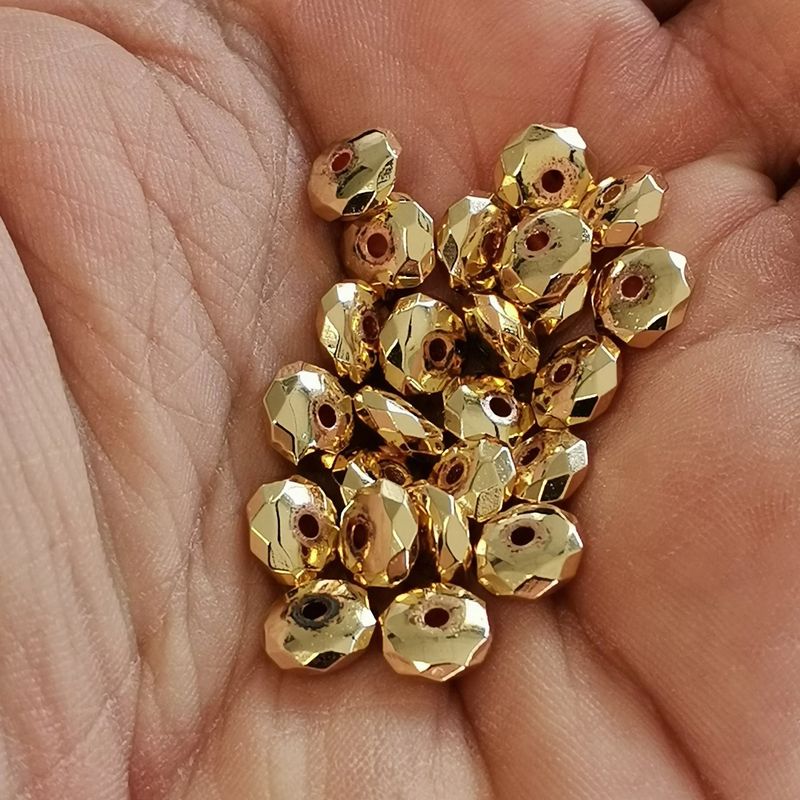 Gros plan sur des rondelles d'Hématite dorée à facettes, intercalaires métalliques pour bracelet et collier