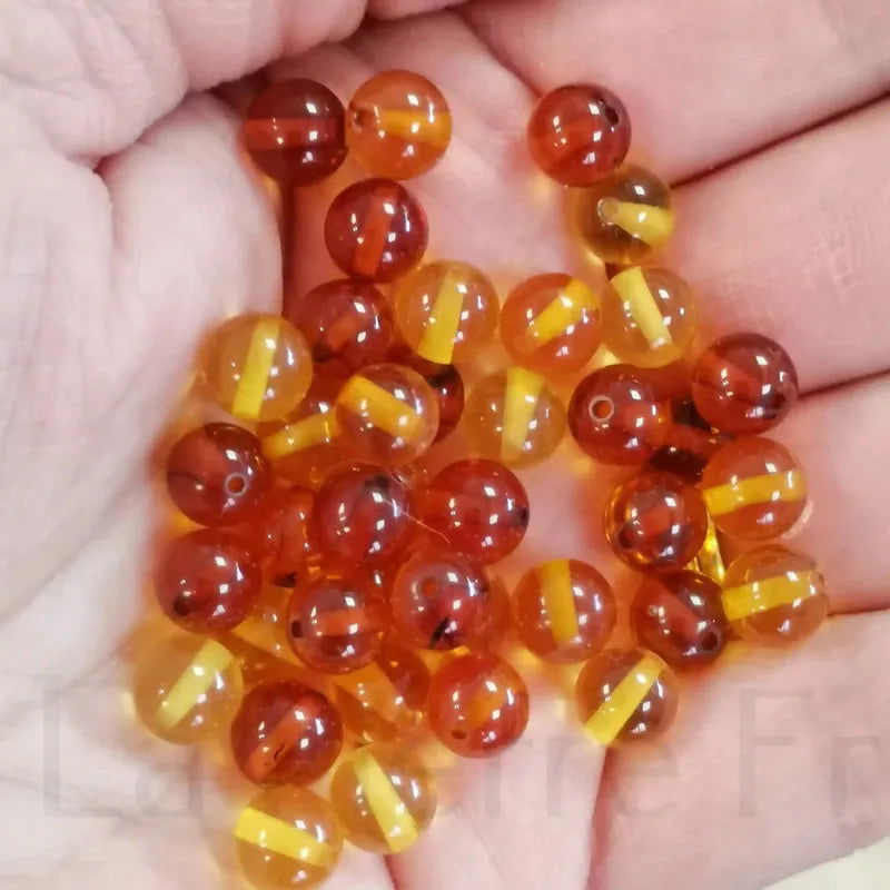 Gros plan sur des perles d'Ambre de la Baltique miel, pierre organique naturelle pour bracelet