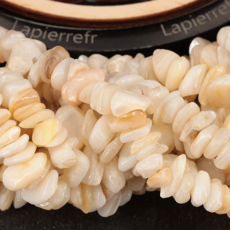 Gros plan sur des perles baroques de Nacre, matière naturelle nacrée sur fil de 36 cm pour bijoux
