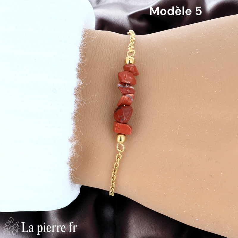 Bracelet jaspe rouge brut d'environ 2 cm sur chaîne dorée