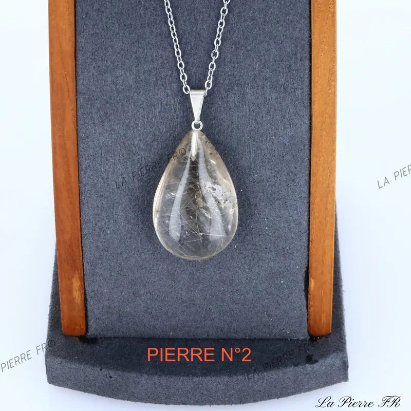 Détail des aiguilles de rutile doré dans le Quartz Rutile, pierre naturelle transparente pour collier