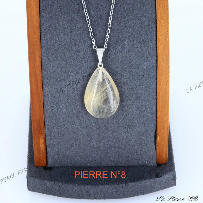 Vue rapprochée du pendentif Quartz Rutile, cheveux de Vénus, bijou en pierre naturelle