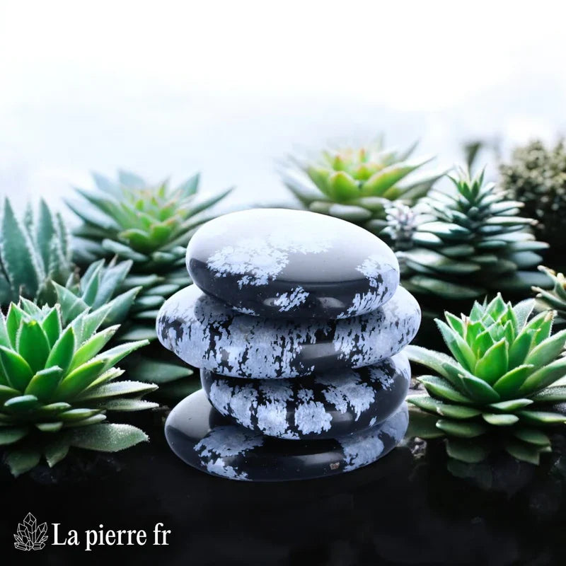 Vue du galet plat d'Obsidienne Mouchetée, pierre naturelle anti-stress et apaisante