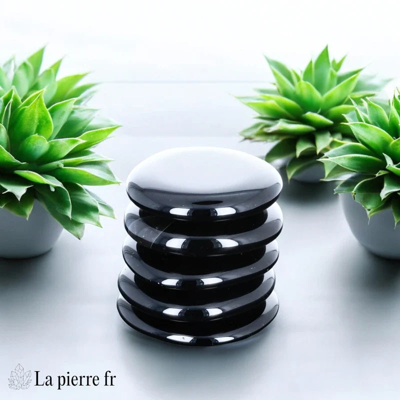Vue du galet plat d'Onyx Noir, pierre naturelle de purification