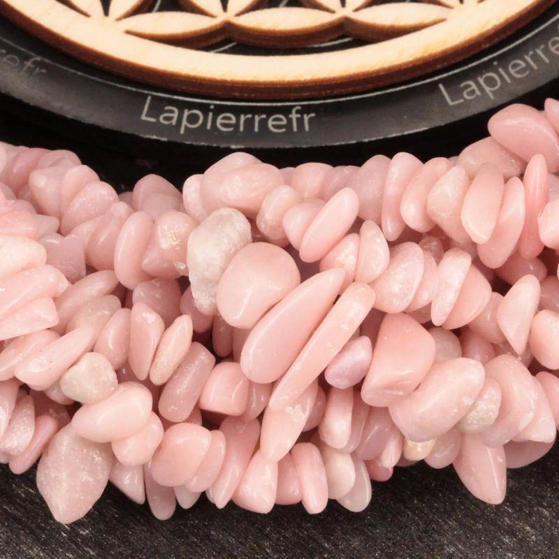 Gros plan sur des perles baroques d'Opale Rose, pierre naturelle sur fil de 36 cm pour création de bijoux