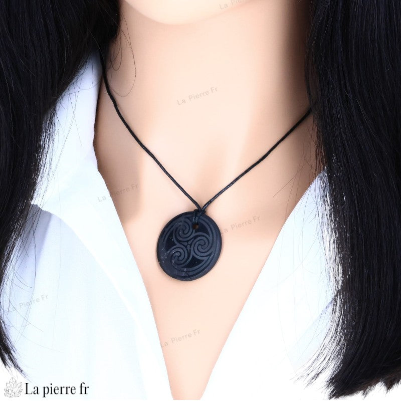 Pendentif Shungite naturelle avec Triskèle. Pierre de protection, symbole celte d'équilibre et d'harmonie.