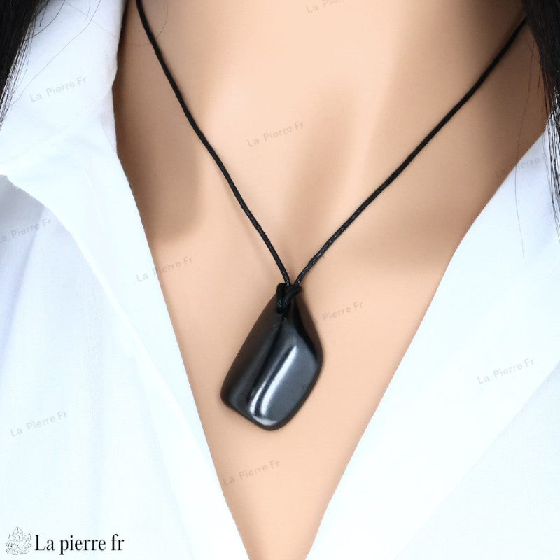 Pendentif en Shungite naturelle, pierre roulée unique. Pierre de protection électromagnétique , ancrage. Livré avec cordon. Qualité supérieure.