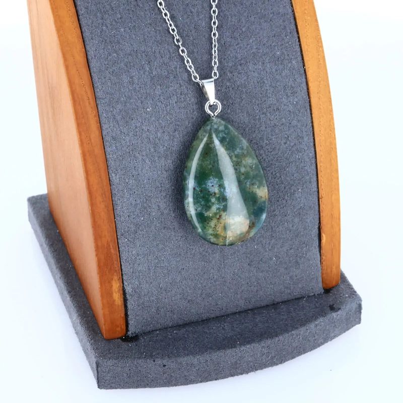 Pendentif goutte en Agate Mousse verte et blanche, bijou de lithothérapie aux inclusions végétales