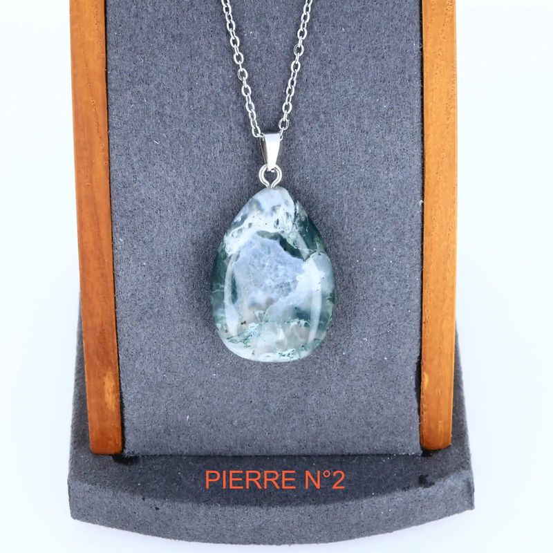 Détail du pendentif goutte en Agate Mousse, pierre naturelle verte mouchetée pour collier