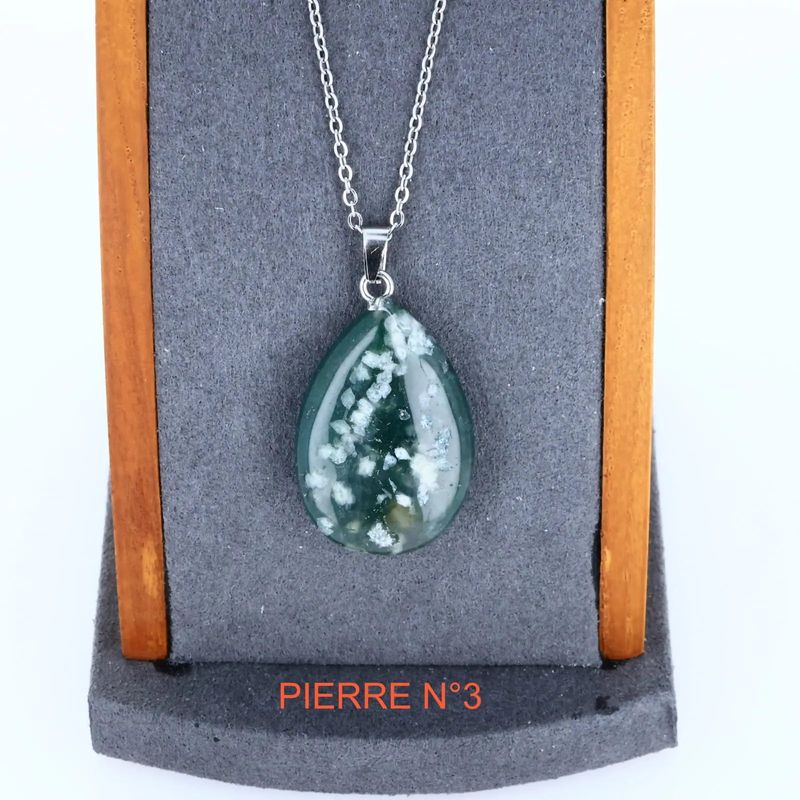 Gros plan sur le pendentif Agate Mousse, pierre naturelle verte pour bijou de collier
