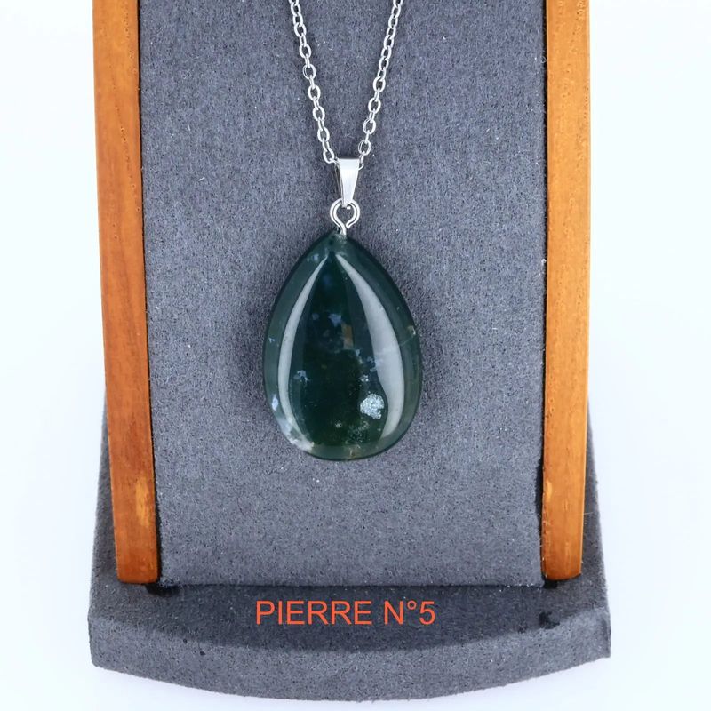 Vue du pendentif Agate Mousse goutte, pierre naturelle verte et blanche pour collier