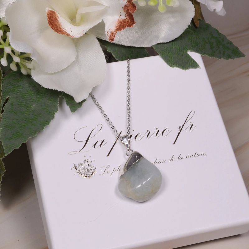 Détail du pendentif Aigue-Marine roulée, pierre naturelle bleu clair apaisante pour collier