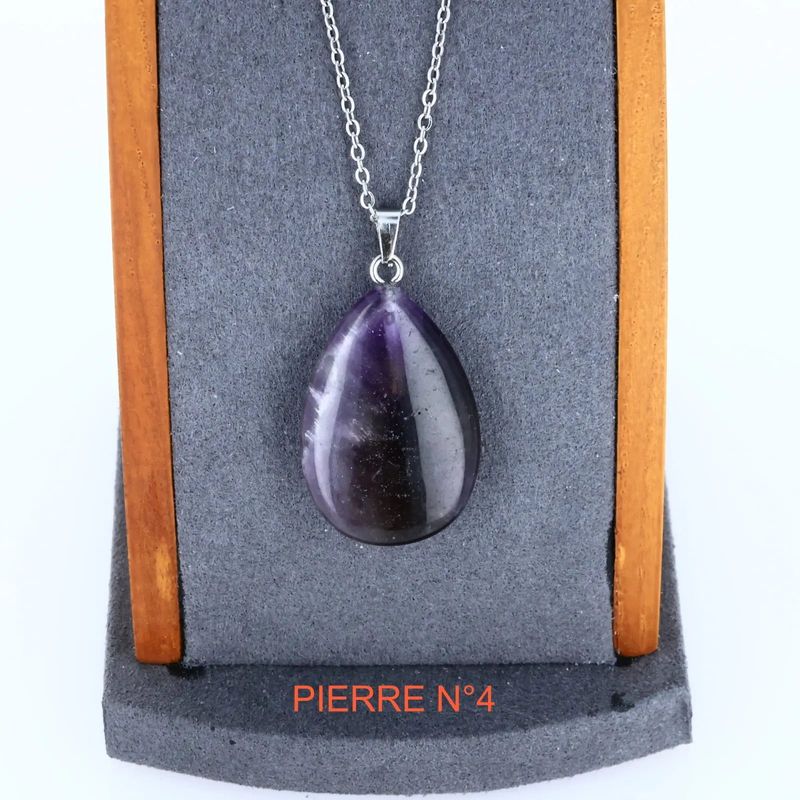 Gros plan sur le pendentif Améthyste goutte, pierre naturelle violette pour bijou de collier
