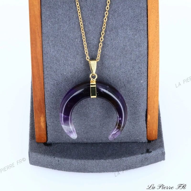 Détail du pendentif croissant de lune en Améthyste violette, pierre naturelle