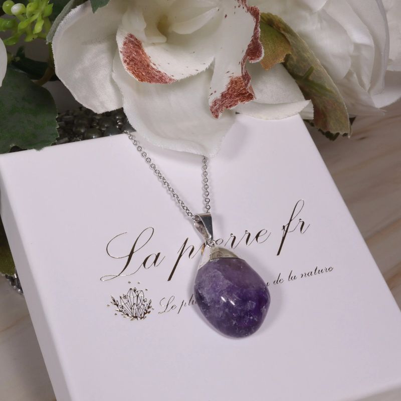 Détail du pendentif Améthyste roulée, pierre naturelle violette apaisante pour collier