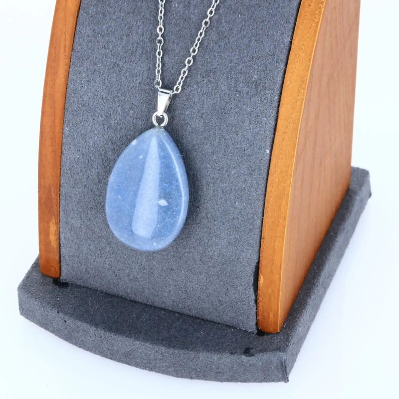 Détail du pendentif goutte en Aventurine Bleue, pierre naturelle bleue pour collier