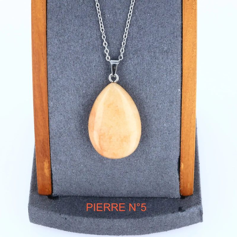 Gros plan sur le pendentif Aventurine Orange goutte, pierre naturelle pour bijou de collier